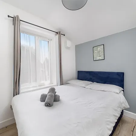 Modern 2 Bed East By Rebby Sleeps 5 Near Canning Town Station Apartment London