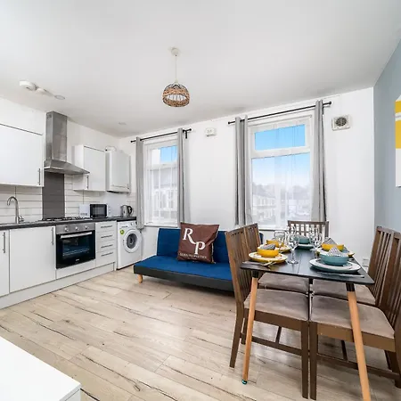 Modern 2 Bed East By Rebby Sleeps 5 Near Canning Town Station *