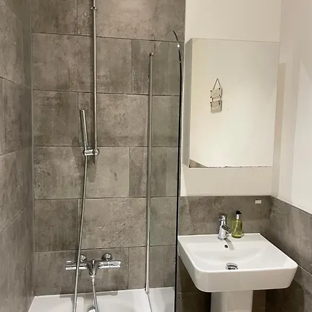 Victoria Maisonette Apartment London