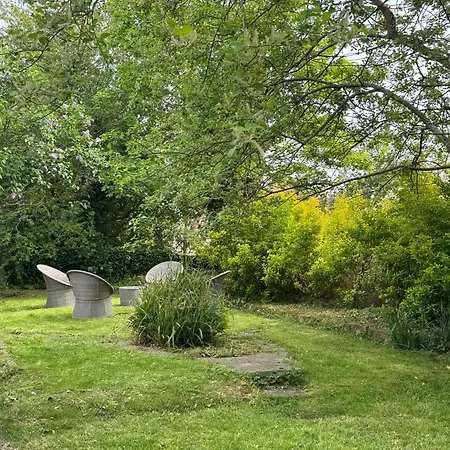 Holiday home Twin With Free Parkings, Surbiton, Kingston Upon Thames, Surrey, Greater London, Uk!