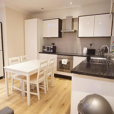 Evergreen Apartments, Flat 3, * London