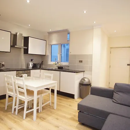 Evergreen Apartments, Flat 3,