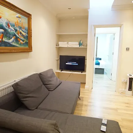 Evergreen Apartments, Flat 3, Apartment London