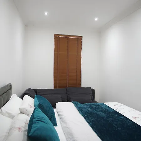 Evergreen Apartments, Flat 3, *