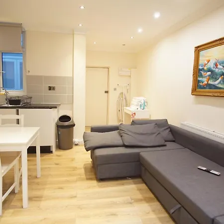 Evergreen Apartments, Flat 3,