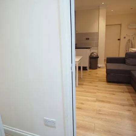 Evergreen Apartments, Flat 3,
