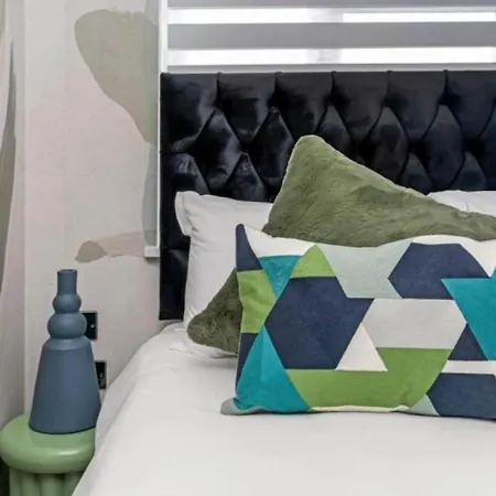 Flat - Sleeps 3 - Links To Ldn & Airport *