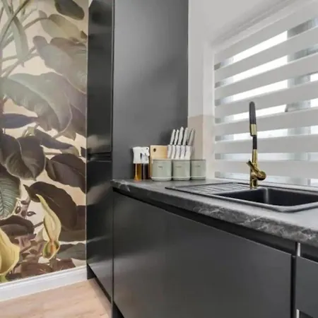 Apartment Flat - Sleeps 3 - Links To Ldn & Airport Cowley (Greater London)