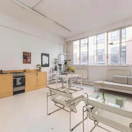 Bright & Spacious 2br Flat, Great Transport Links Apartment *