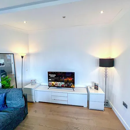 Sleek 3-bedroom Flat With Lift & Wi-fi In Southwark, Borough Near The Shard Apartment