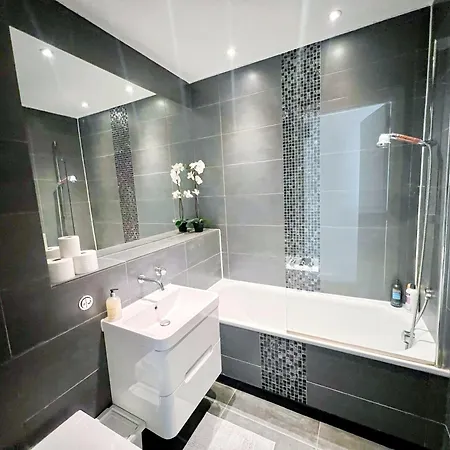 Apartment Sleek 3-bedroom Flat With Lift & Wi-fi In Southwark, Borough Near The Shard