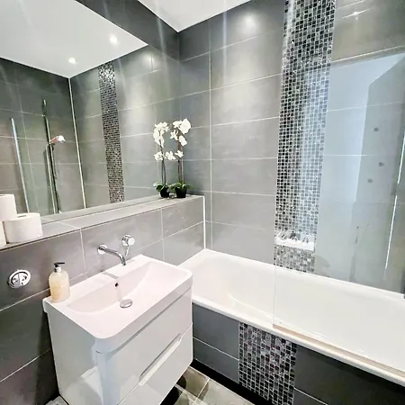 Apartment Sleek 3-bedroom Flat With Lift & Wi-fi In Southwark, Borough Near The Shard London
