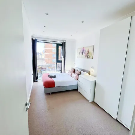 Sleek 3-bedroom Flat With Lift & Wi-fi In Southwark, Borough Near The Shard London