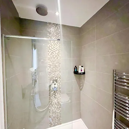 Apartment Sleek 3-bedroom Flat With Lift & Wi-fi In Southwark, Borough Near The Shard *