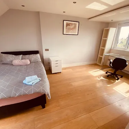 House For 7, Garden With Pond, 20min From Heathrow London