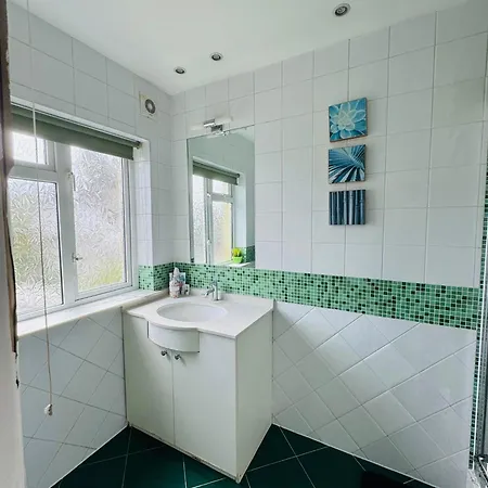 House For 7, Garden With Pond, 20min From Heathrow 度假居 伦敦
