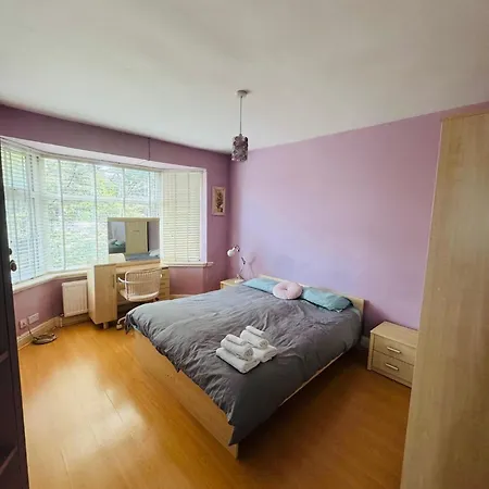 House For 7, Garden With Pond, 20min From Heathrow London