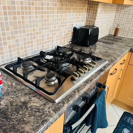 House For 7, Garden With Pond, 20min From Heathrow 度假居 伦敦