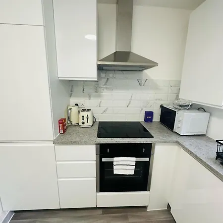 Entire 2-bedroom Flat Close To Hyde Park, Paddington Station, Bayswater And Queensway Station *