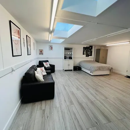 Great Space With Garden And Parking אתר קמפינג