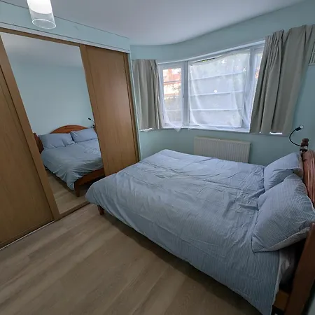 Sw19 Garden Flat With Parking *