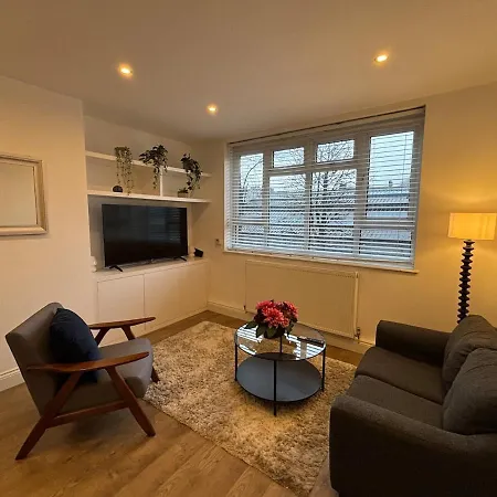 Apartment Spacious 3-bedroom Flat In Prime Location