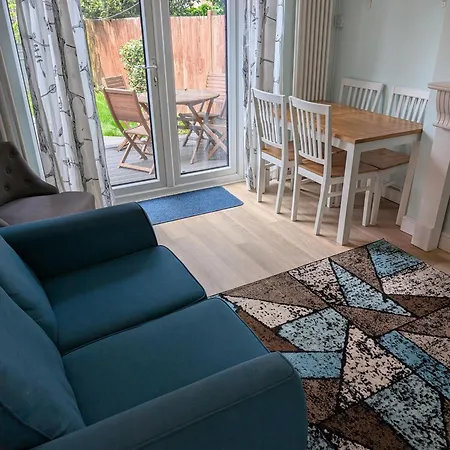 Apartment Sw19 Garden Flat With Parking