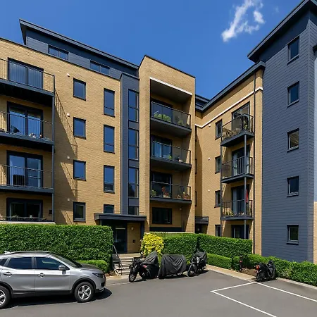 Bright Near Richmond & Kew Gardens Apartment *