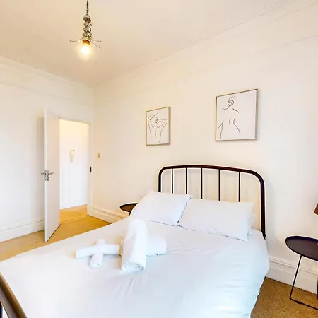 2-bed Flat Steps To Wimbledon Park & Tube Apartment London