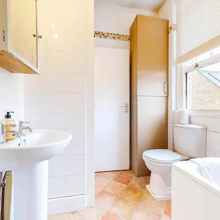 Apartment 2-bed Flat Steps To Wimbledon Park & Tube *