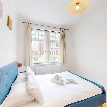 2-bed Flat Steps To Wimbledon Park & Tube London