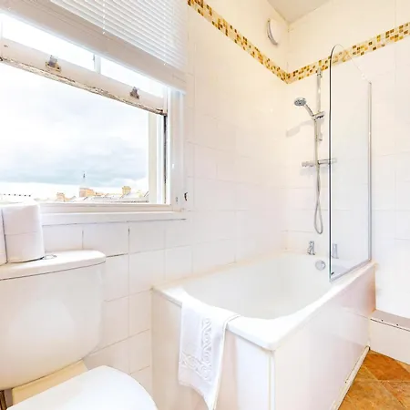 2-bed Flat Steps To Wimbledon Park & Tube