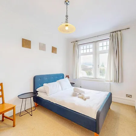 2-bed Flat Steps To Wimbledon Park & Tube Apartment London
