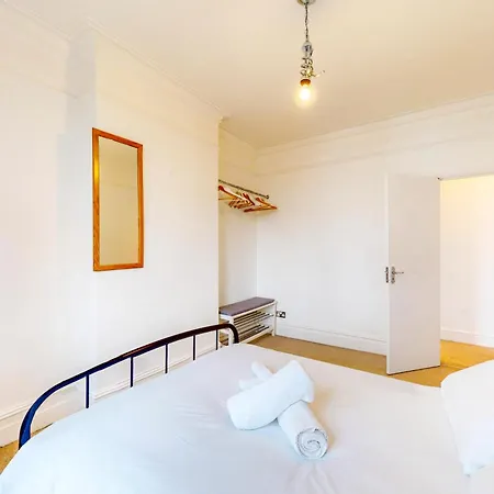 2-bed Flat Steps To Wimbledon Park & Tube London