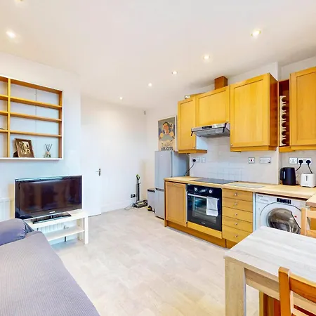 Lejlighed 2-bed Flat Steps To Wimbledon Park & Tube