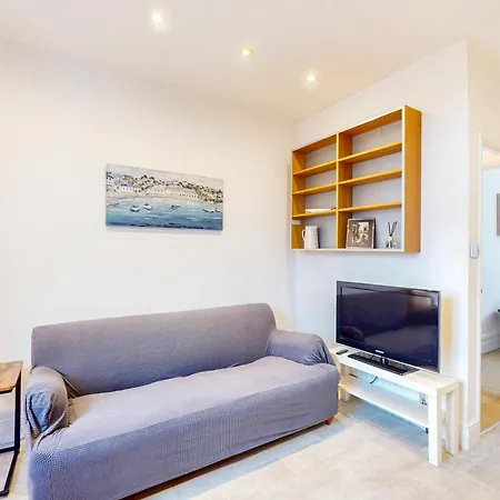 2-bed Flat Steps To Wimbledon Park & Tube *