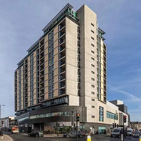Stylish Penthouse With View In North * Finchley