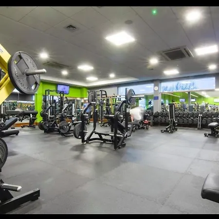 2 Bedroom Flat With 24 7 Security And Concierge London
