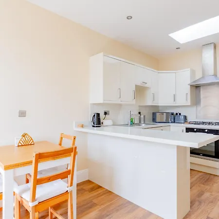 Apartment Newly Renovated 2bd Floor Flat West Brompton *