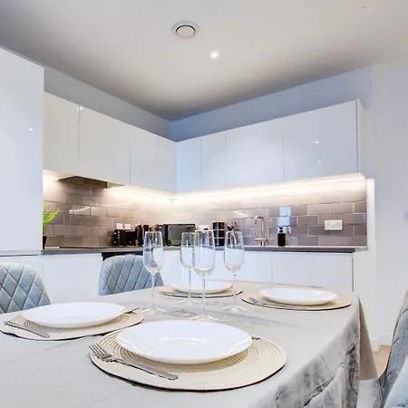 Royal Docks - Luxury 1 Bedroom Apartment *