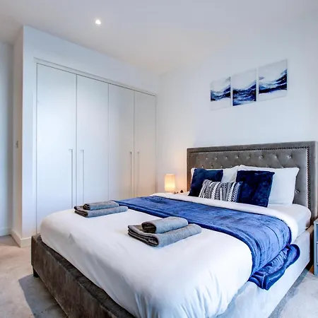 Royal Docks - Luxury 1 Bedroom Apartment *