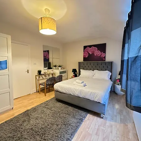 Hyde Park Comfortable Family Apartment