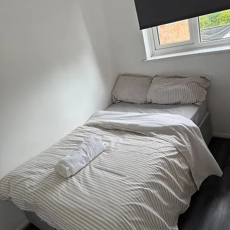 Close Airport- Petok - Free Parking London