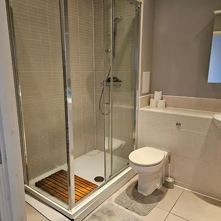 Luxurious Two Bedroom In Apartment *