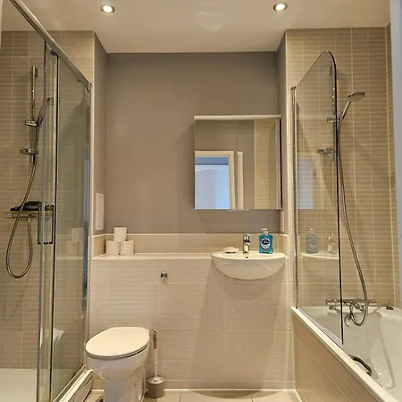 Luxurious Two Bedroom In Apartment