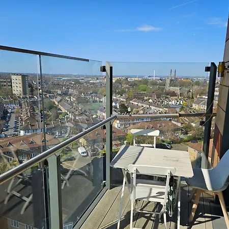 Luxurious Two Bedroom In * Croydon