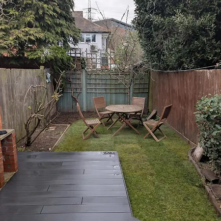 Sw19 Garden Flat With Parking *