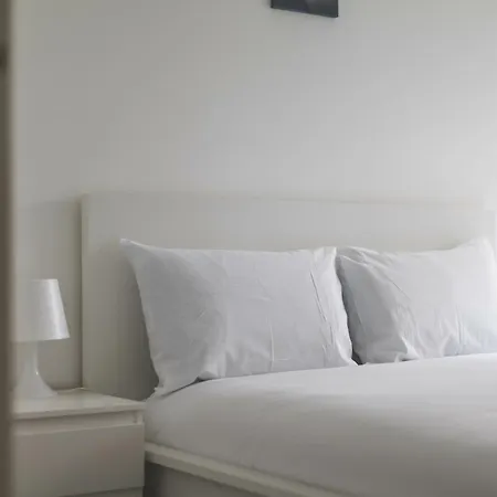 Apartment Modern 2 Bed 2 Bath With Patio Access London