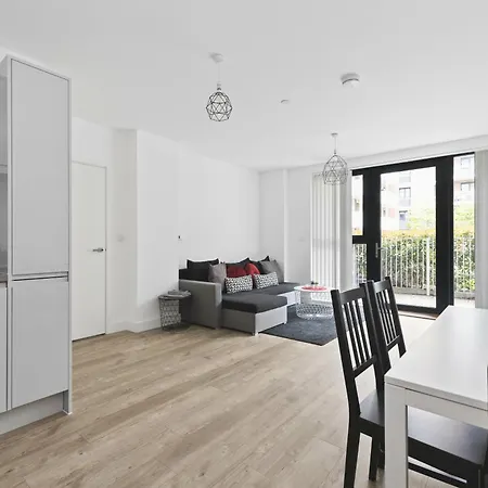 Modern 2 Bed 2 Bath With Patio Access * London