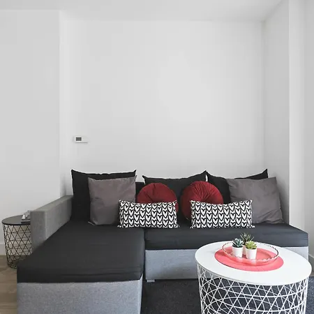 Modern 2 Bed 2 Bath With Patio Access Apartment *